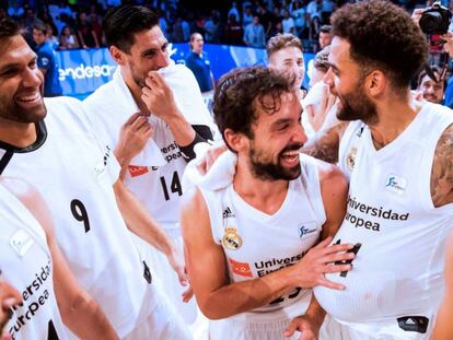 Felipe Reyes, Ayón, Llull y Taylor bromean tras ganar el título / En vídeo, declaraciones de los entrenadores del Real Madrid Pablo Laso y Baskonia (ATLAS)