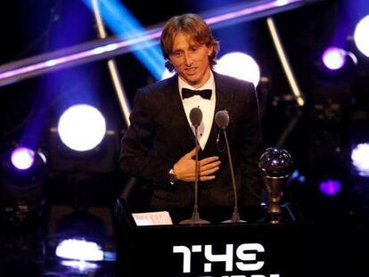 Modric recibe el premio The Best 2018.