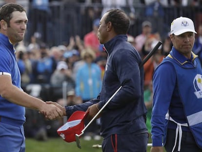 Tiger felicita a Rahm.