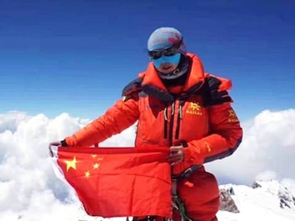 La escaladora china Luo Jing, en la cumbre del Broad Peak.