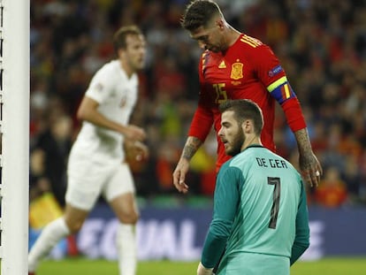 David de Gea y Sergio Ramos tras uno de los goles de Inglaterra. En vídeo, declaraciones de Luis Enrique tras el partido.