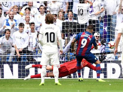 Roger bate a Courtois de penalti para marcar el segundo gol del Levante en el Bernabéu.