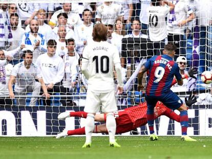 Roger bate a Courtois de penalti para marcar el segundo gol del Levante en el Bernabéu.