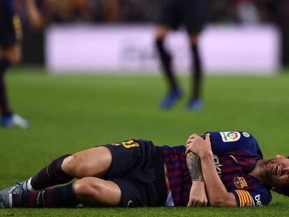 Messi, sobre el césped del Camp Nou, se queja del dolor en su brazo derecho / En vídeo, declaraciones de Valverde (ATLAS)