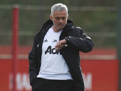 José Mourinho, durante el entrenamiento del United este lunes. En vídeo, Mourinho descarta regresar al Real Madrid.