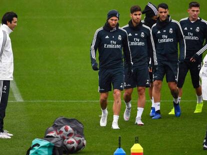 Solari, a la izquierda, durante el entrenamiento de este martes en Valdebebas.