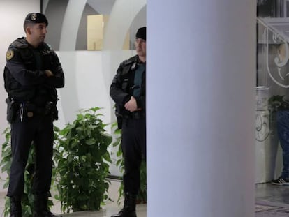 Dos agentes de la UCO, este martes en la puerta de la Federación Catalana de Fútbol.