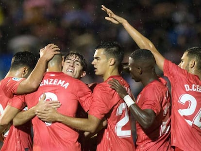 Los jugadores del Madrid celebran el primer gol ante el Melilla. En vídeo, declaraciones de Solari.
