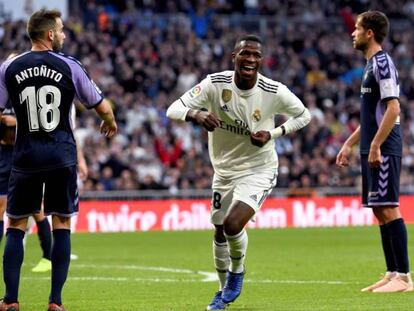 Vinicius celebra el primer gol del Madrid.