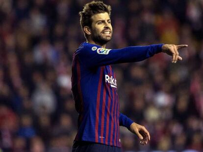 FOTO: Piqué ordena la zaga del Barça en el partido ante el Rayo en Vallecas. / VÍDEO: Declaraciones de Ernesto Valverde, entrenador del F. C. Barcelona.