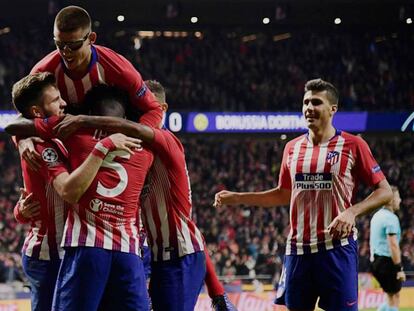 El Atlético celebra el segundo gol ante el Borussia. En vídeo, declaraciones de Simeone tras el partido.