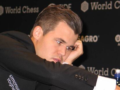 En foto, Magnus Carlsen hace uno de sus primeros movimientos en la cuarta partida del Mundial.
