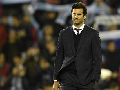 Santiago Solari, durante el partido en Vigo. En vídeo, el Real Madrid se entrena con el Castilla.