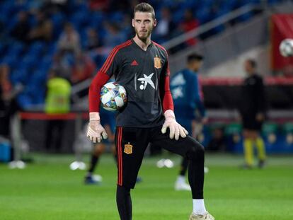 David De Gea calienta antes del amistoso entre España y Bosnia-Herzegovina. En vídeo, Luis Enrique defiende al portero de la selección.