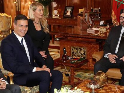 El presidente del Gobierno español, Pedro Sánchez, y el rey Mohamed VI de Marruecos, en el Palacio Real de Rabat. En vídeo, declaraciones de Sánchez.