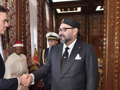 Pedro Sánchez saluda al rey de Marruecos, Mohammed VI. En vídeo, Luis Rubiales le agradece a Pedro Sánchez que haya dado un paso para ayudar al fútbol español.