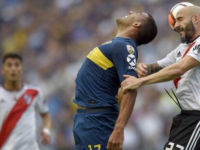 Abila y Pinola disputan un balón en el duelo de ida en La Bombonera. En vídeo, lleno este viernes en el entrenamiento de Boca Juniors.