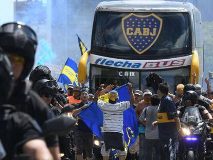 El autobús de Boca a su salida con rumbo al estadio Monumental. En vídeo, imágenes de los altercados.