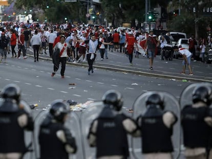 Torcedores do River enfrentam a polícia antidistúrbios no sábado em Buenos Aires.