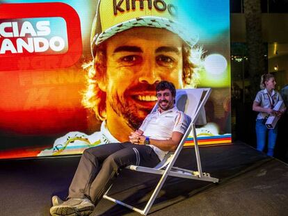 Fernando Alonso posa con una imagen suya en el circuito de Yas Marina.
