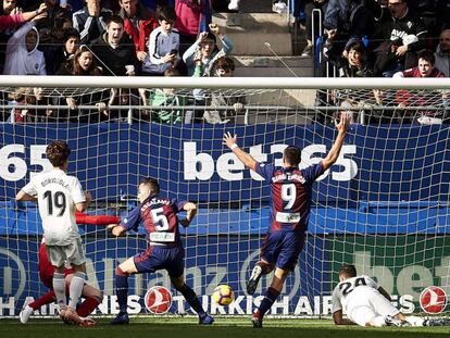 Gonzalo Escalante hace un gol contra el Real Madrid. En el vídeo, José Luis Mendilibar tras la victoria.