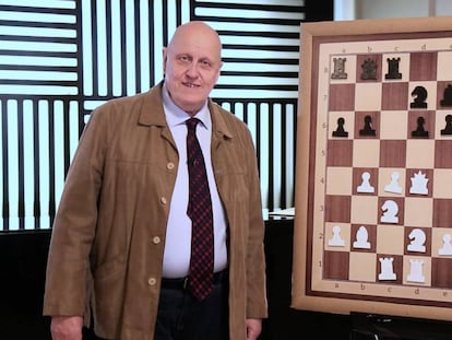 Un artista con las piezas negras