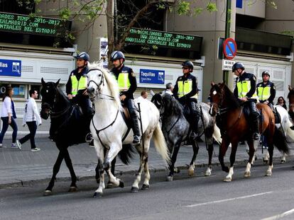 Policías a caballo desplegados por el Madrid-Bayern de la pasada Champions. En vídeo, Madrid prepara el dispositivo de seguridad para el River-Boca.