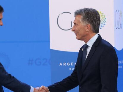 Pedro Sánchez y Mauricio Macri se saludan en la cumbre del G-20. En vídeo, la policía se prepara para el dispositivo especial de seguridad del partido.