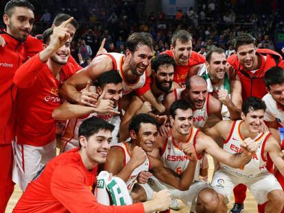 Los jugadores españoles celebran el pase al Mundial.