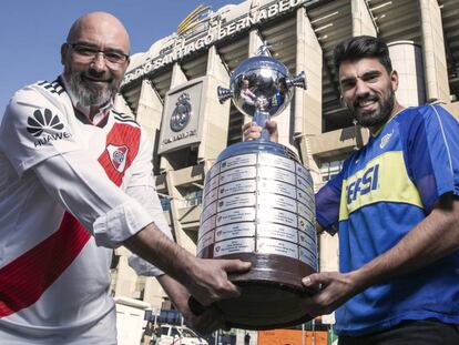 Fabio Vides y Leonardo Polzello, peñistas de River y Boca, posan con una réplica de la Copa Libertadores ante el Santiago Bernabéu. Foto: Carlos Rosillo / Vídeo: EPV