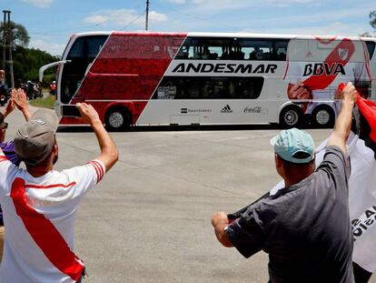Hinchas de River saludan al autobús que lleva al equipo al aeropuerto. En vídeo, la salida del equipo de su estado en Argentina. (Vídeo: ATLAS)