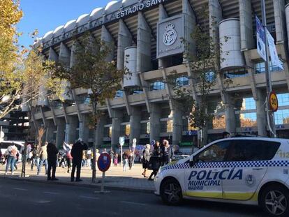 Inicio de los preparativos del dispositivo de seguridad en los alrededores del Santiago Bernabéu. En vídeo, gran despliegue de seguridad para el Copa-River