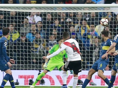 Quintero dispara para marcar el segundo gol de River.