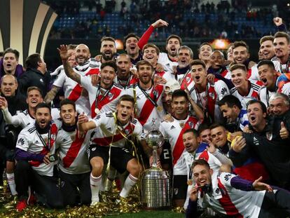 Los jugadores de River, con la Copa Libertadores.