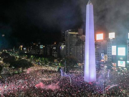 Hinchas de River Plate celebran en el Obelisco de Buenos Aires la obtención de la Copa Libertadores frente a Boca