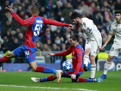 Isco remata ante dos jugadores rusos. En vídeo, declaraciones de Marcelo sobre los pitos a Isco.