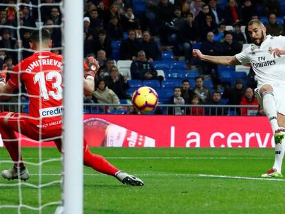 FOTO: Benzema dispara para marcar el gol de la victoria en el Bernabéu. / VÍDEO: Declaraciones de los entrenadores tras el partido.