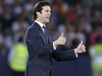 Solari da instrucciones durante la final del Mundial de Clubes. contra el Al Ain.