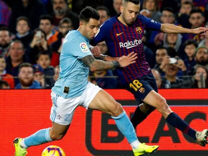 FOTO: Jordi Alba intenta superar al jugador del Celta Hugo Mallo. / VÍDEO: Declaraciones de los entrenadores tras el partido.