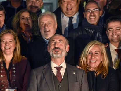 Aitor Elizegi (c), nuevo presidente del Athletic.