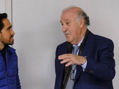 En foto, Alberto Contador charla con Vicente del Bosque. En vídeo, Conversaciones con Vicente Del Bosque: ALBERTO CONTADOR