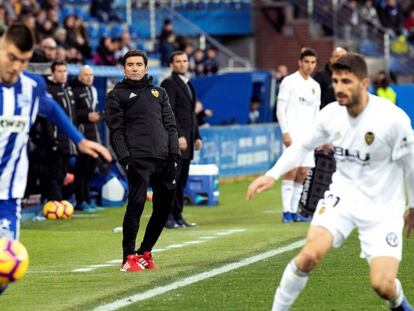 Marcelino observa el juego durante el Alavés-Valencia del pasado sábado. En vídeo, declaraciones de Marcelino, entrenador del Valencia, en la previa del partido de Copa contra el Sporting de Gijón.