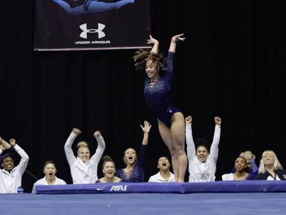 Katelyn Ohashi en su ejercicio de suelo.