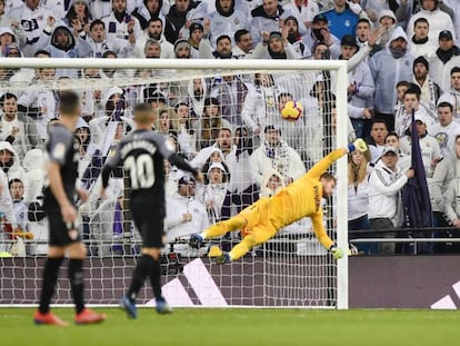 Vaclik encaja el gol de Casemiro. En vídeo, declaraciones de los entrenadores tras el partido.