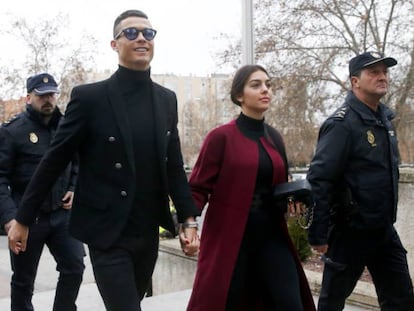 En foto, Cristiano Ronaldo y su pareja, Georgina Rodríguez, a su llegada al juzgado. En vídeo, las llegadas a la Audiencia de Ronaldo y Alonso. Foto: Andrea Comas / ATLAS