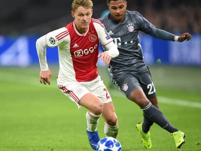 De Jong, durante un partido de esta Champions. En el vídeo, los directivos del Barça de viaje en Holanda.