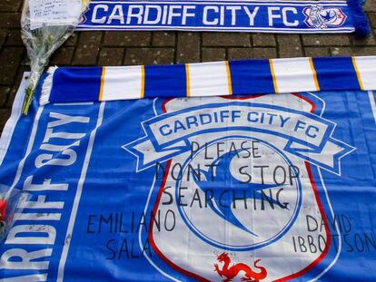 Bandera del Cardiff donde se puede leer: 'No dejen de buscar a Emiliano Sala'. En vídeo, la hermana de Emiliano Sala, en el memorial por el jugador del Cardiff desaparecido en el Canal de La Mancha.