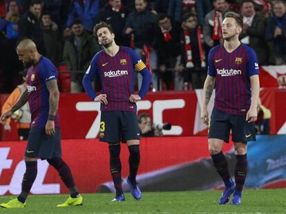 Los jugadores del Barça, tras recibir un tanto del Sevilla.