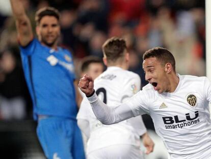 Rodrigo celebra el tercer gol del Valencia. En vídeo, declaraciones de los entrenadores tras el encuentro.