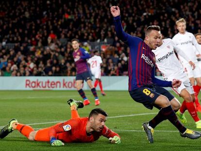 Arthur, durante el duelo copero ante el Sevilla. En vídeo, declaraciones de Ernesto Valverde tras la remontada del Barça en la Copa del Rey.